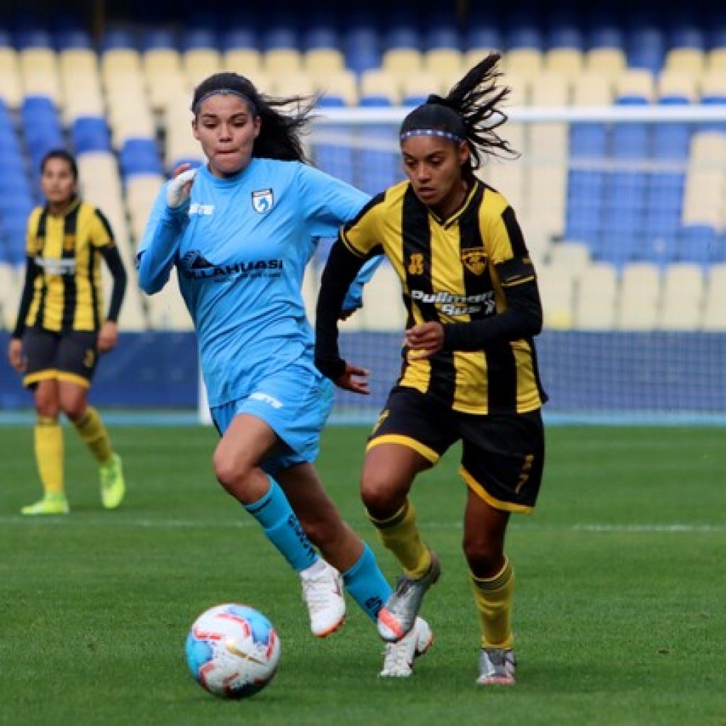 Mujeres futbolistas profesionales tendrán contrato de trabajo