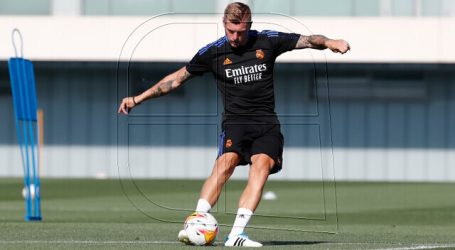 Toni Kroos entrena con el Real Madrid a un día del partido ante el PSG