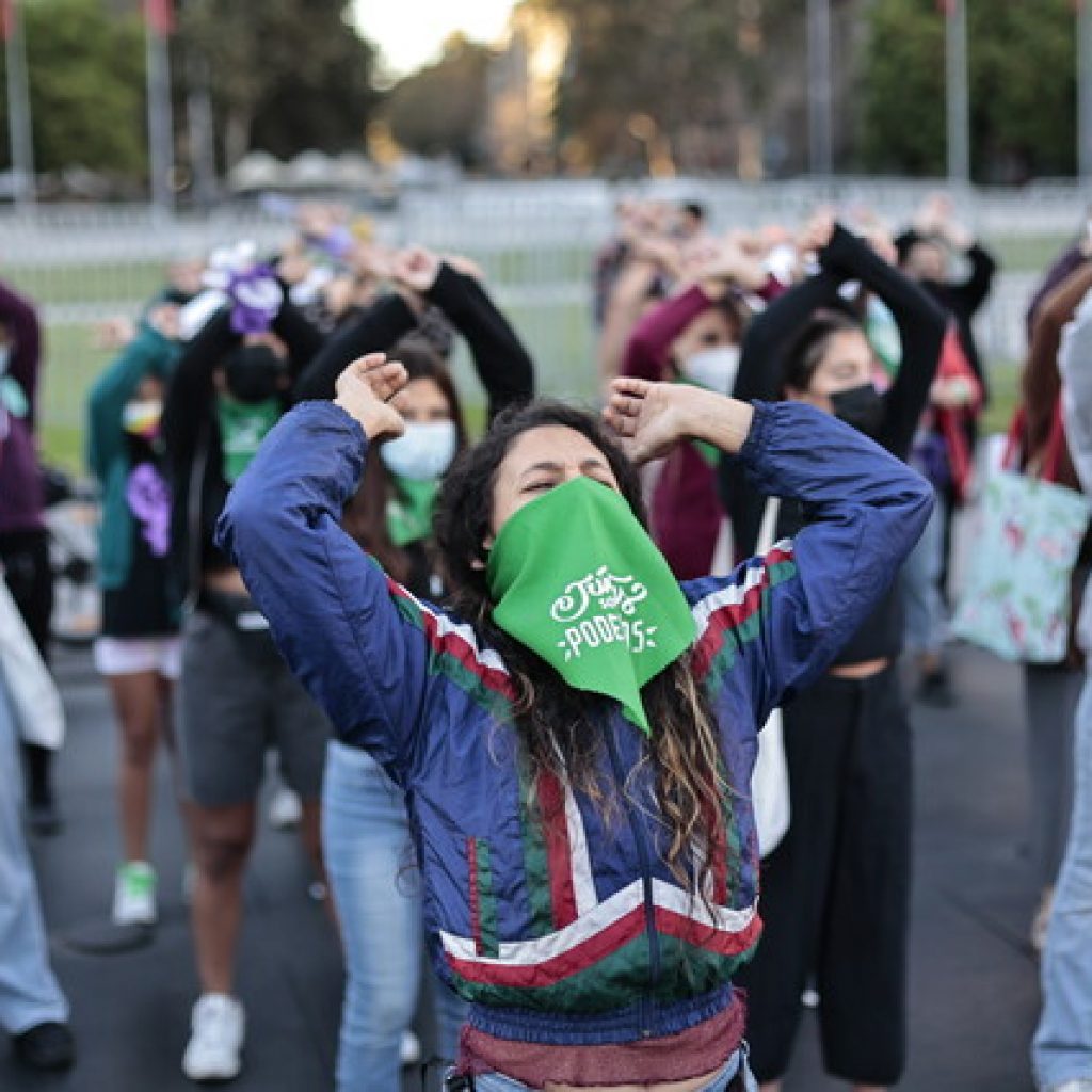 Mujeres se manifestaron frente a La Moneda en la previa del 8M