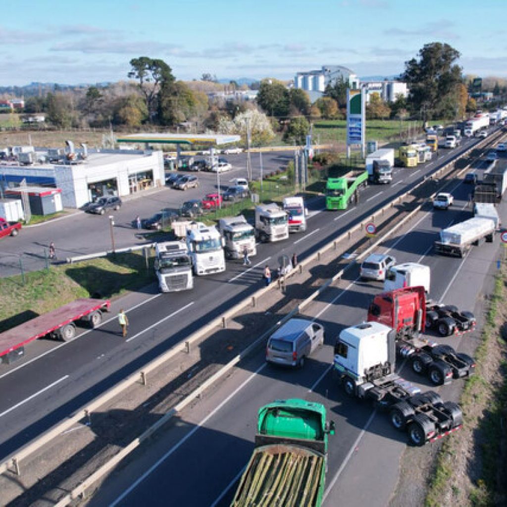 Camioneros mantienen movilización y se declaran "en estado de alerta"